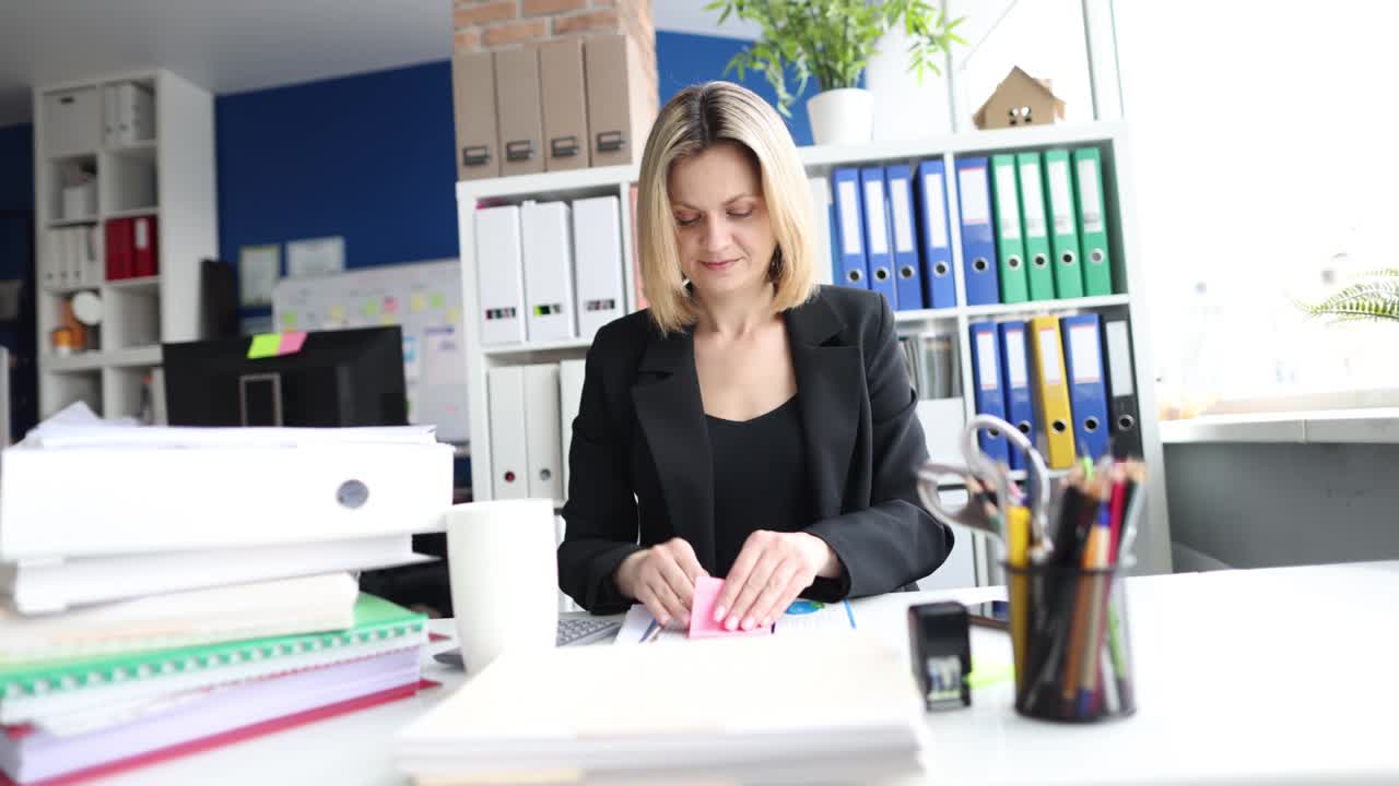 hermosa mujer de negocios trabajando con computadora portátil y documentos en la oficina