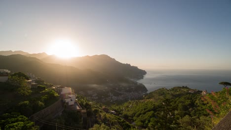 Zeitraffer-Des-Sonnenaufgangs-über-Einem-Dorf-In-Den-Bergen-An-Der-Amalfiküste-In-Italien-4k