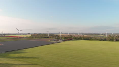 Tranquilidad-De-La-Naturaleza-Con-Turbinas-Eólicas-Y-Campos-Verdes-En-Flevoland,-Países-Bajos