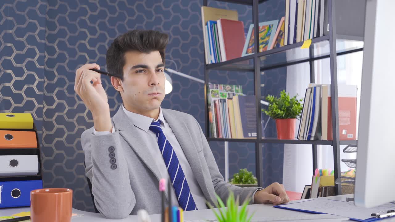 화를 내고 스트레스를 받는 사업가, 슈트를 입고 일에 대해 사려 깊습니다.