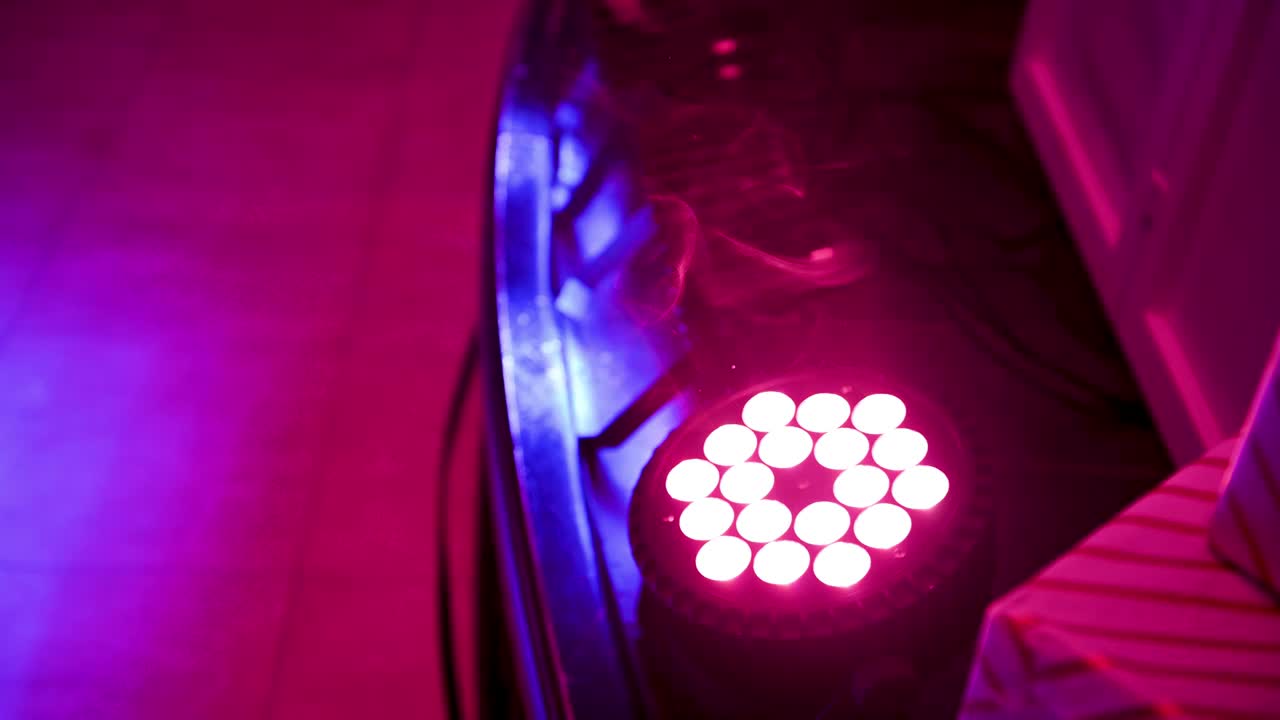 luces de escenario multicolores, espectáculo de luces en el concierto. espectáculo de luz y humo en el escenario