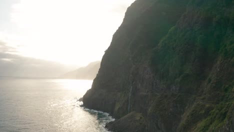 Mujer-Turista-Disfruta-De-Impresionantes-Vistas-A-Los-Acantilados-Con-Un-Amanecer-Brillante,-Madeira