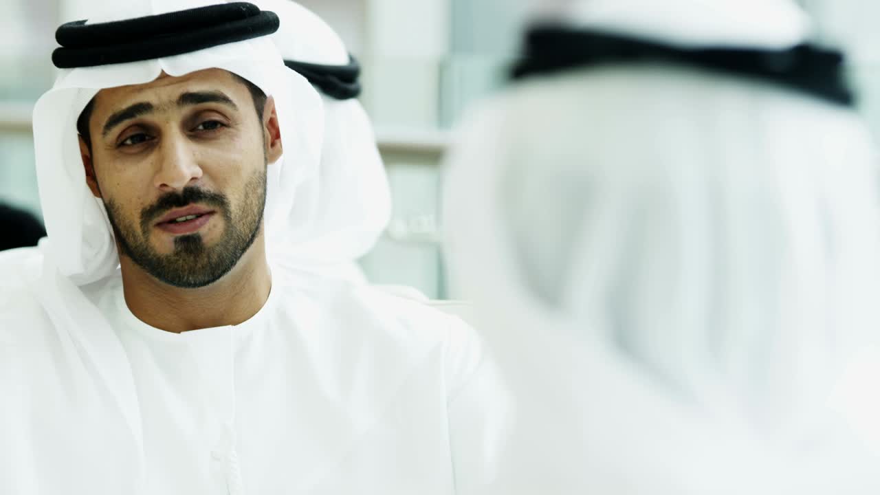 Consulenti aziendali (uomini e donne) si incontrano in centro a Dubai, Emirati Arabi Uniti
