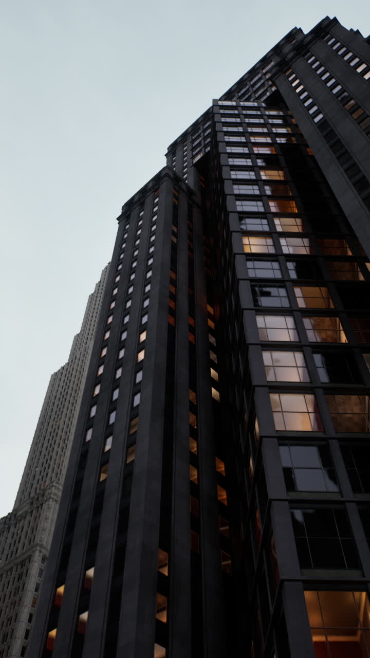 un rascacielos alto en una ciudad