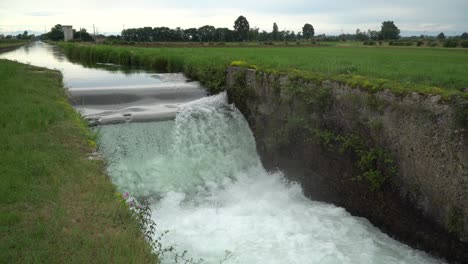 cascada de río - flujo y salpicaduras de agua en el río frío.