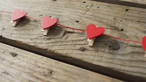 Corazones-De-Papel-Rojo-Sobre-Fondo-De-Madera-En-El-Día-De-San-Valentín.