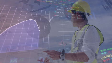 animación de la interfaz infográfica, ingeniero asiático con equipo de seguridad de pie contra el cielo nublado.