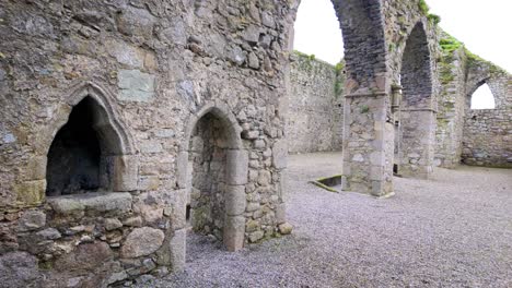 interior histórico de la iglesia puerta arqueada y alcoba arqueada en castledermot kildare irlanda