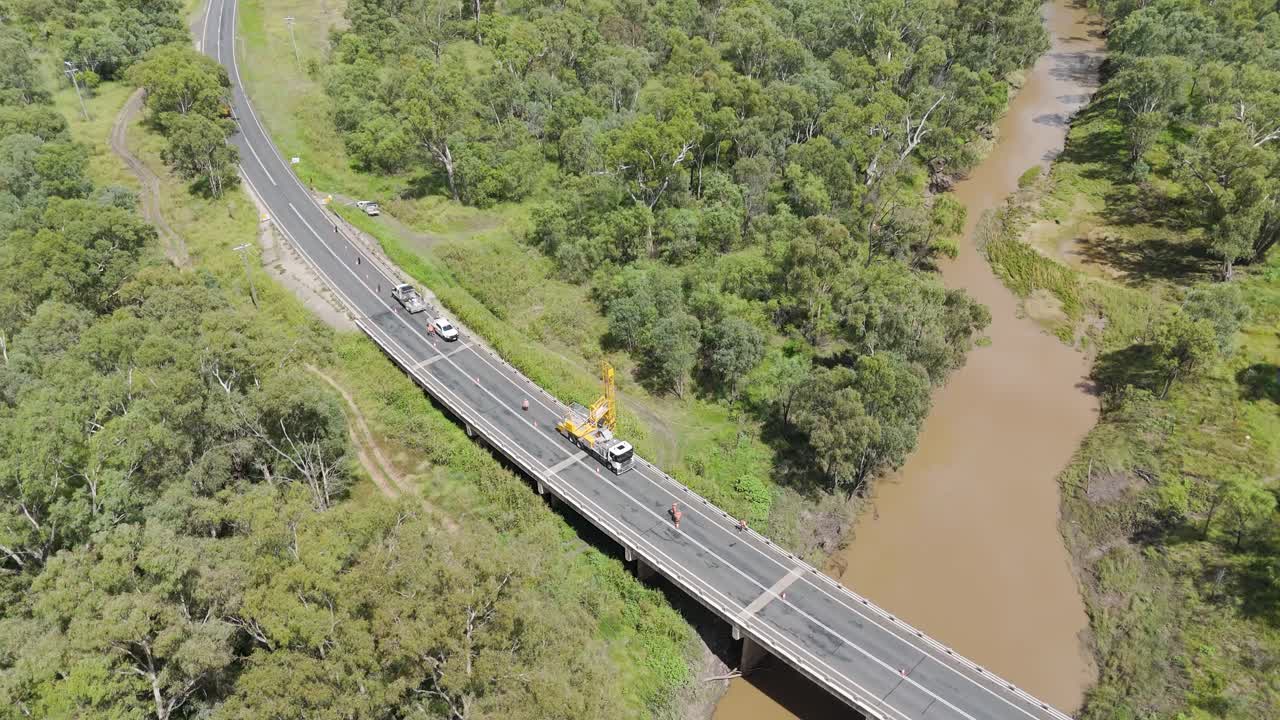 차량과 강을 가로지르는 다리 건설