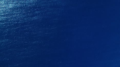 Mar-Caribe-Azul-Profundo,-Rayos-De-Luz-De-Día-Soleado-Sobre-Ondas-De-Viento,-Vista-Aérea-De-Pájaro