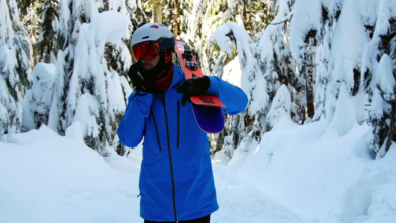 hombre con patineta hablando por teléfono móvil 4k