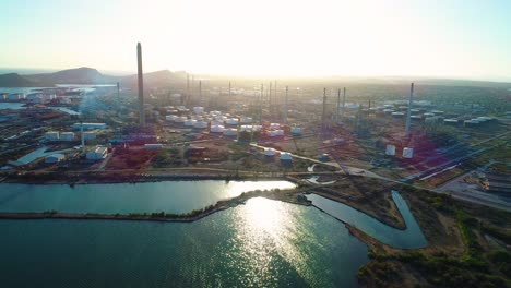 Panoramablick-Auf-Die-Raffinerie-Für-Giftige-Öle-Und-Den-Asphaltsee-In-Willemstad,-Curacao