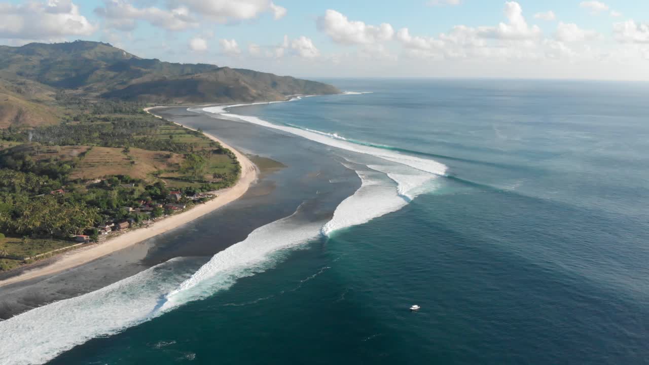 Droneskud af Desert Point, oversigt over bølgerne, de bedste bølger i Indonesien