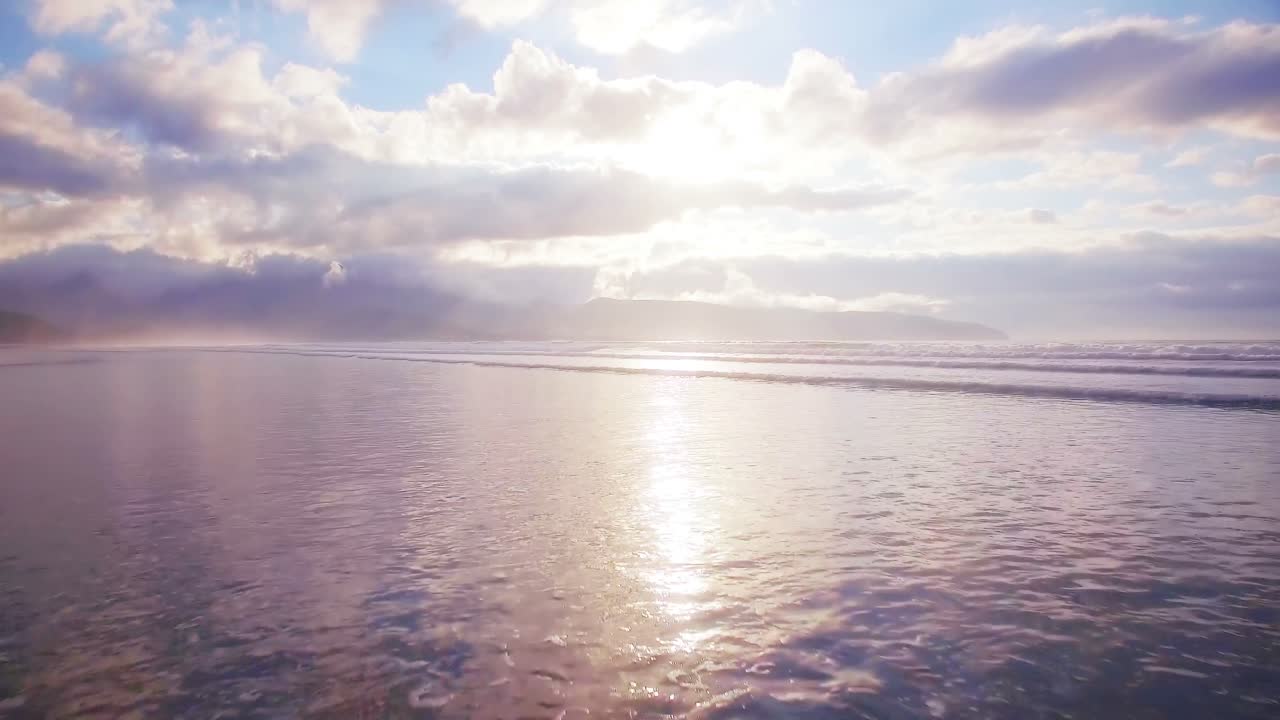 해가 지는 아름다운 바다와 구름진 하늘 4k