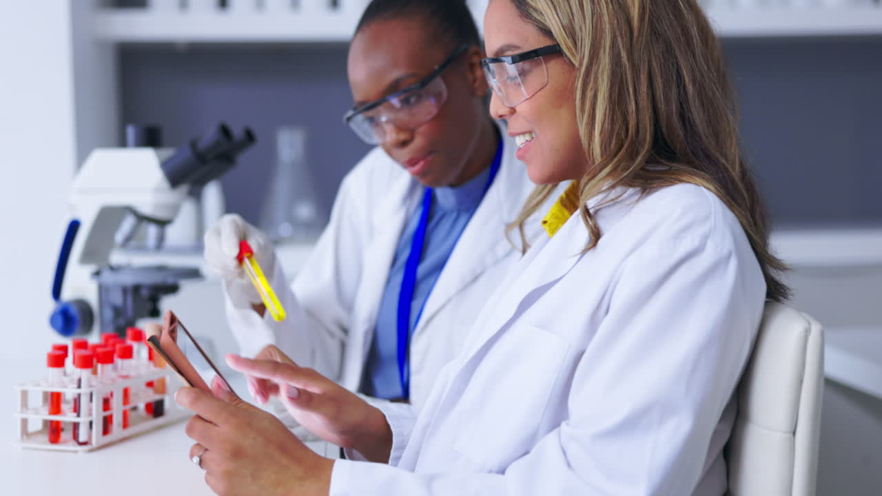Equipe médica, ciência e laboratório com tablet