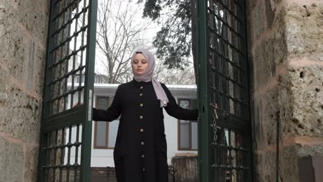 opening mosque door