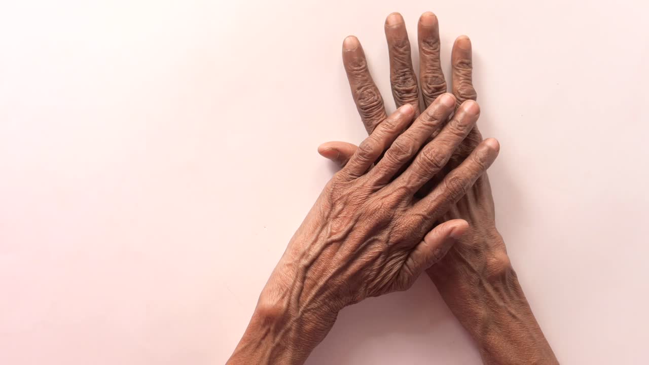primer plano de manos envejecidas