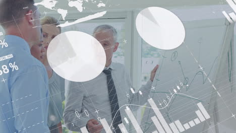 animación del procesamiento de datos financieros sobre diversas personas de negocios discutiendo