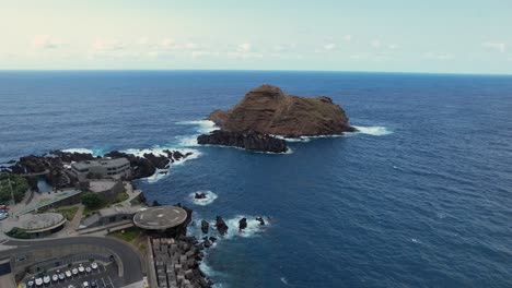 Drohnen-Dia-Zeigt-Den-Hubschrauberlandeplatz-Von-Madeira-Neben-Der-Felsformation-Am-Küstenmeer