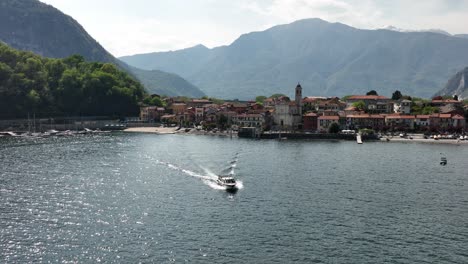 un pequeño barco navega por el lago maggiore, italia, día de verano