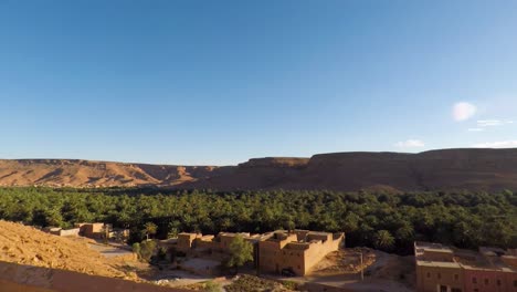 hermoso oasis verde en medio del valle de la cordillera del atlas