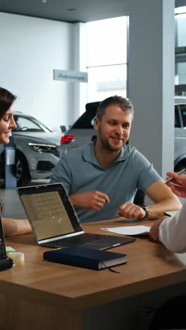 negociación en el concesionario de automóviles