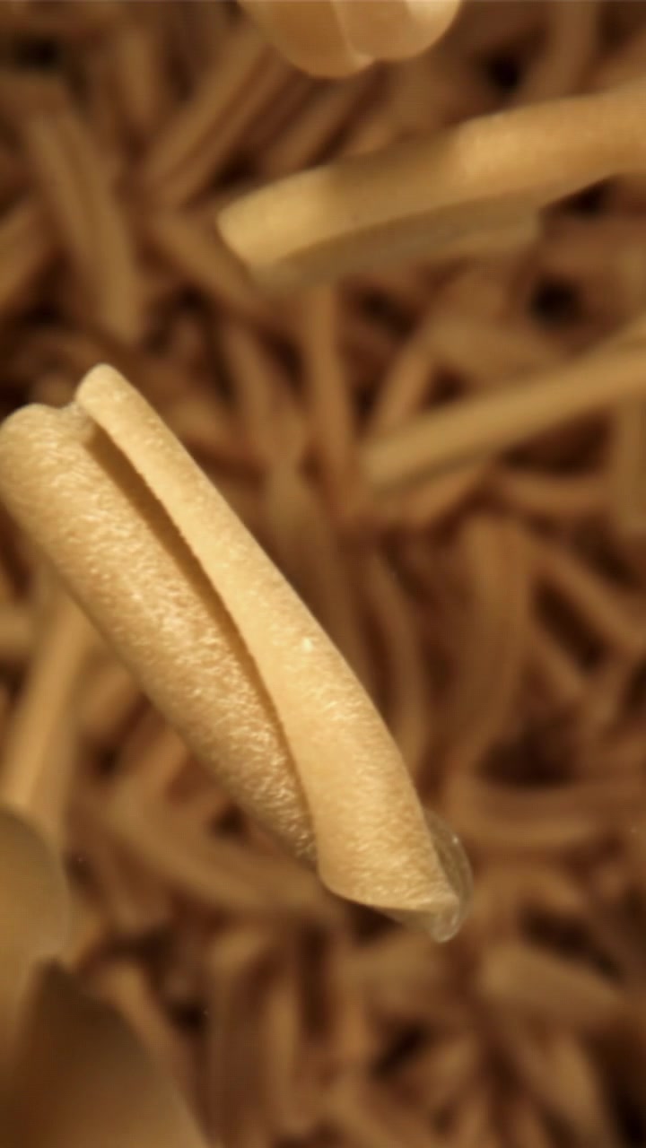 Ripresa macro al rallentatore di pasta secca che cade