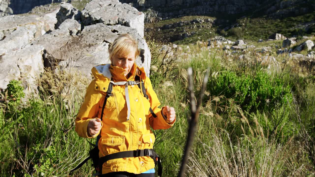 пожилая женщина гуляет по сельской местности 4 км