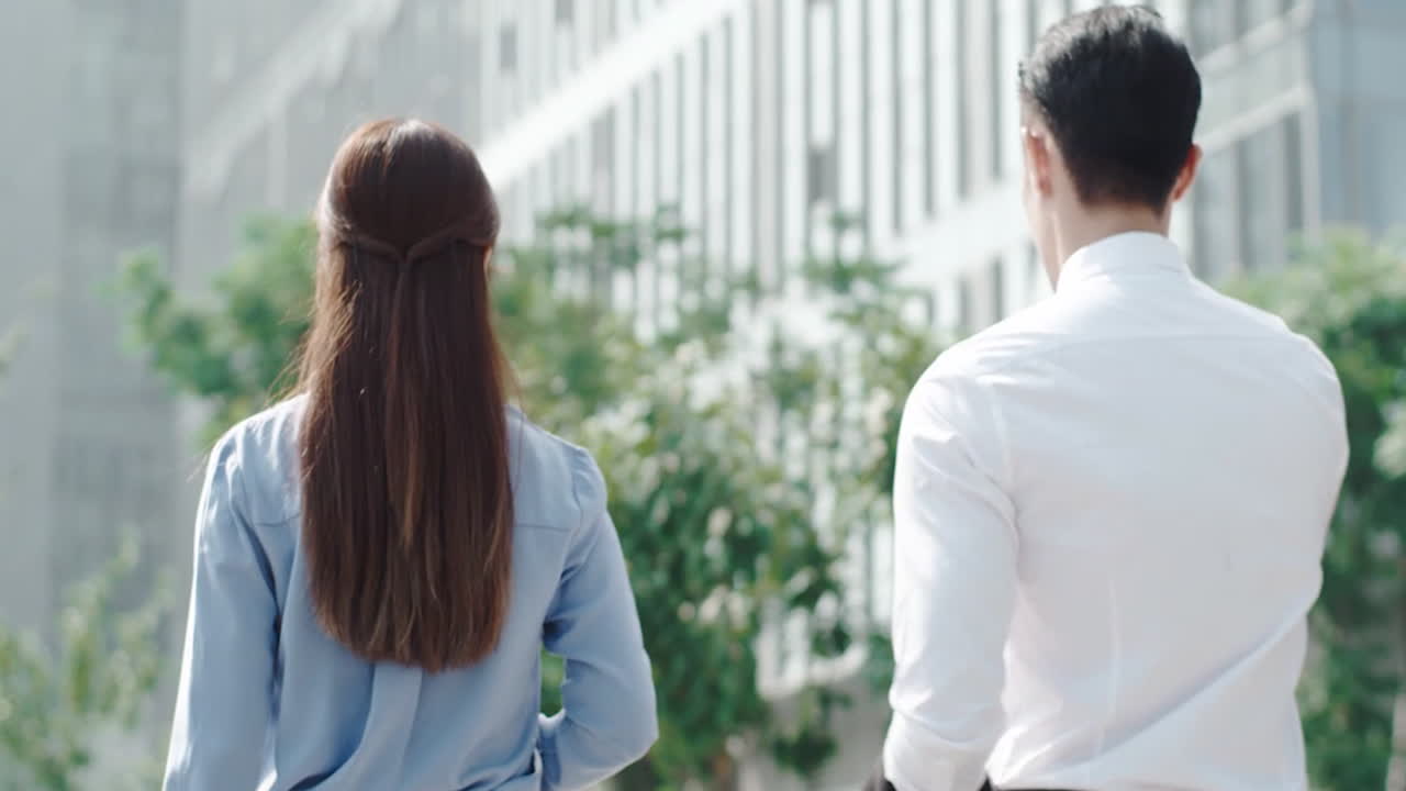 비즈니스 팀 리더, 매니저 및 직원들이 사무실에서 협력하고, 대화하며, 직장에서 함께 일합니다.