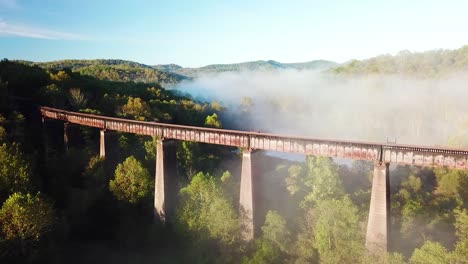 hermosa antena sobre un caballete ferroviario de acero en la niebla en las montañas apalaches de virginia occidental 2
