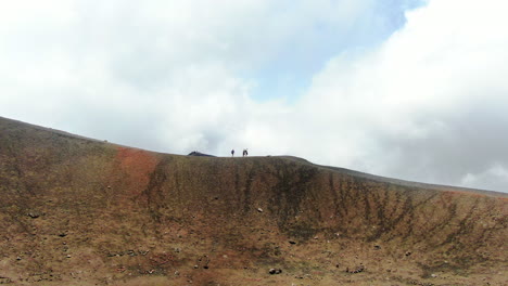 vista aérea de personas caminando en la cresta del volcán etna en italia
