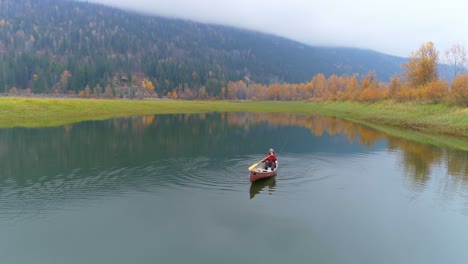 hombre remando un bote en un lago 4k