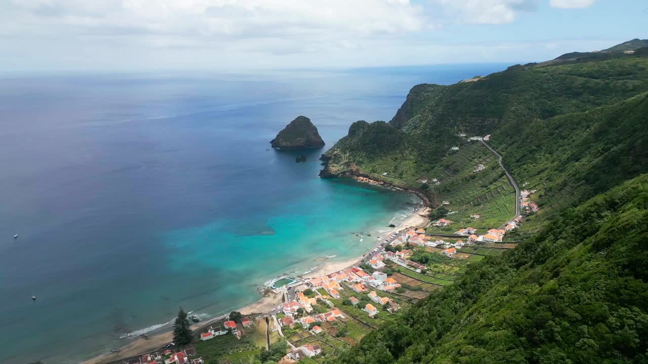 아조레스 섬의 프라야 데 사우 로렌소와 바다에 있는 집과 푸른 언덕, 공중에서 꺼내는