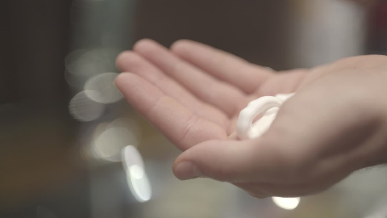 면도 거품, 욕실, 정적 샷으로 손을 닫습니다.