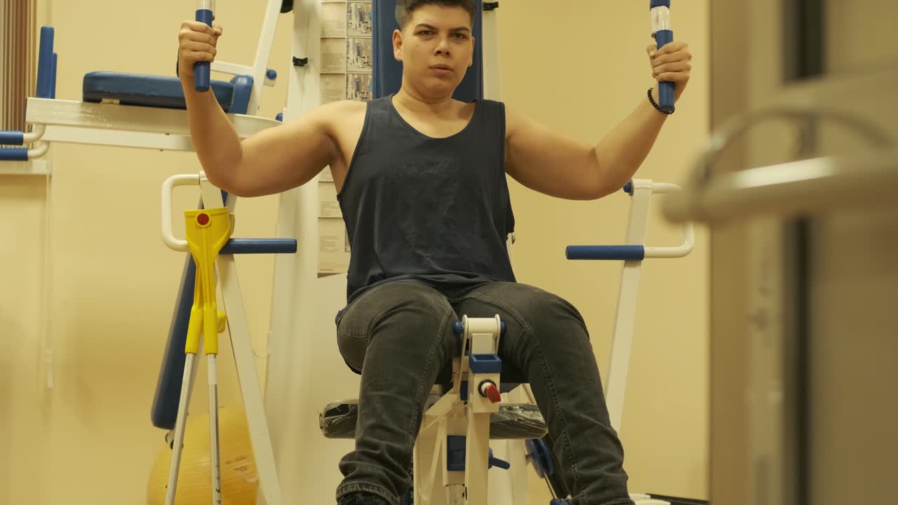 장애를 가진 소년 환자가 신체 재활 치료를 받고 있습니다.