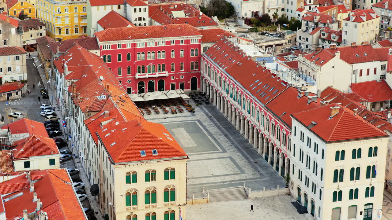 Vista aerea con drone della vivace Piazza della Repubblica a Spalato, nota per le sue facciate rosse in stile veneziano e il lungo porticato
