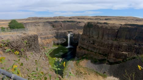 Panoramic-view-of-the-Plouse-Falls-and-the-Palouse-River-in-the-Scablands-of-Eastern-Washington-State-near-Palouse-Falls-State-Park