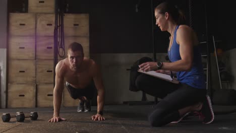 entrenamiento cruzado en un gimnasio