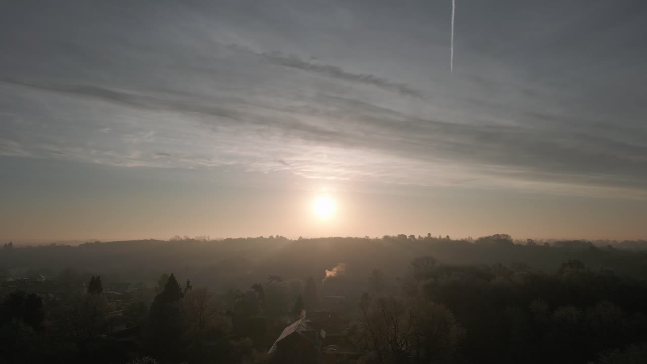 sol sobre brumoso invierno paisaje aéreo cámara lenta warwickshire reino unido