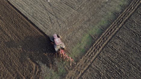 Vogelperspektive-Eines-Traktors,-Der-Beginnt,-Eine-Reihe-Auf-Einem-Feld-Zu-Pflügen