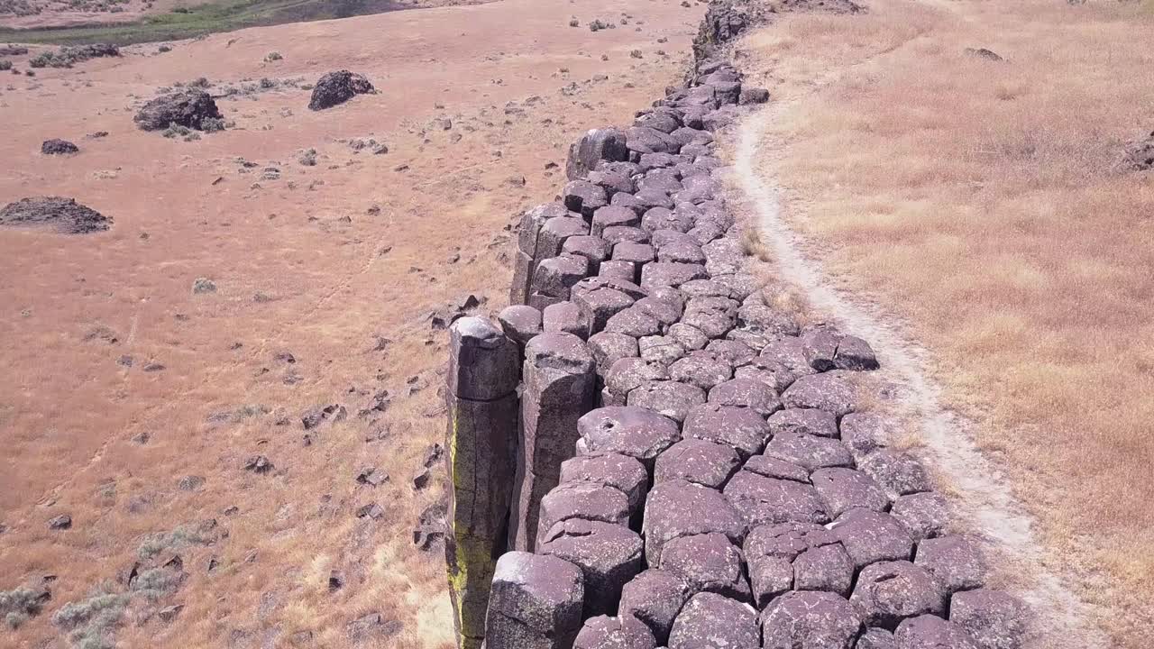 빙하기 홍수 에 의해 노출 된 바살트 기둥 절벽 을 드러내기 위한 공중 기울기