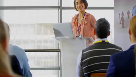 oradora en un seminario de negocios 4k