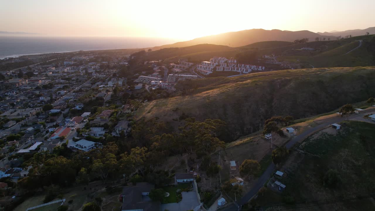 buena antena al atardecer sobre el barrio comunitario de la ladera en ventura, california
