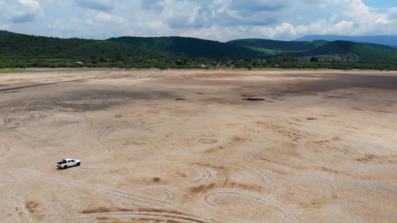 внедорожный пикап в пустыне