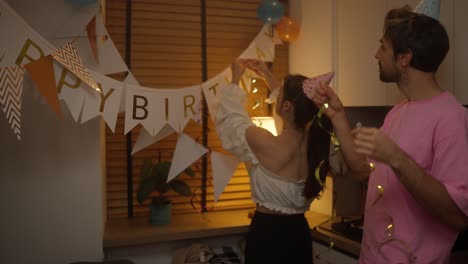 pareja celebrando un cumpleaños en casa