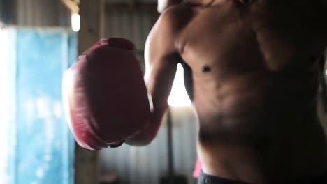 boxeador con guantes de boxeo golpeando sus manos