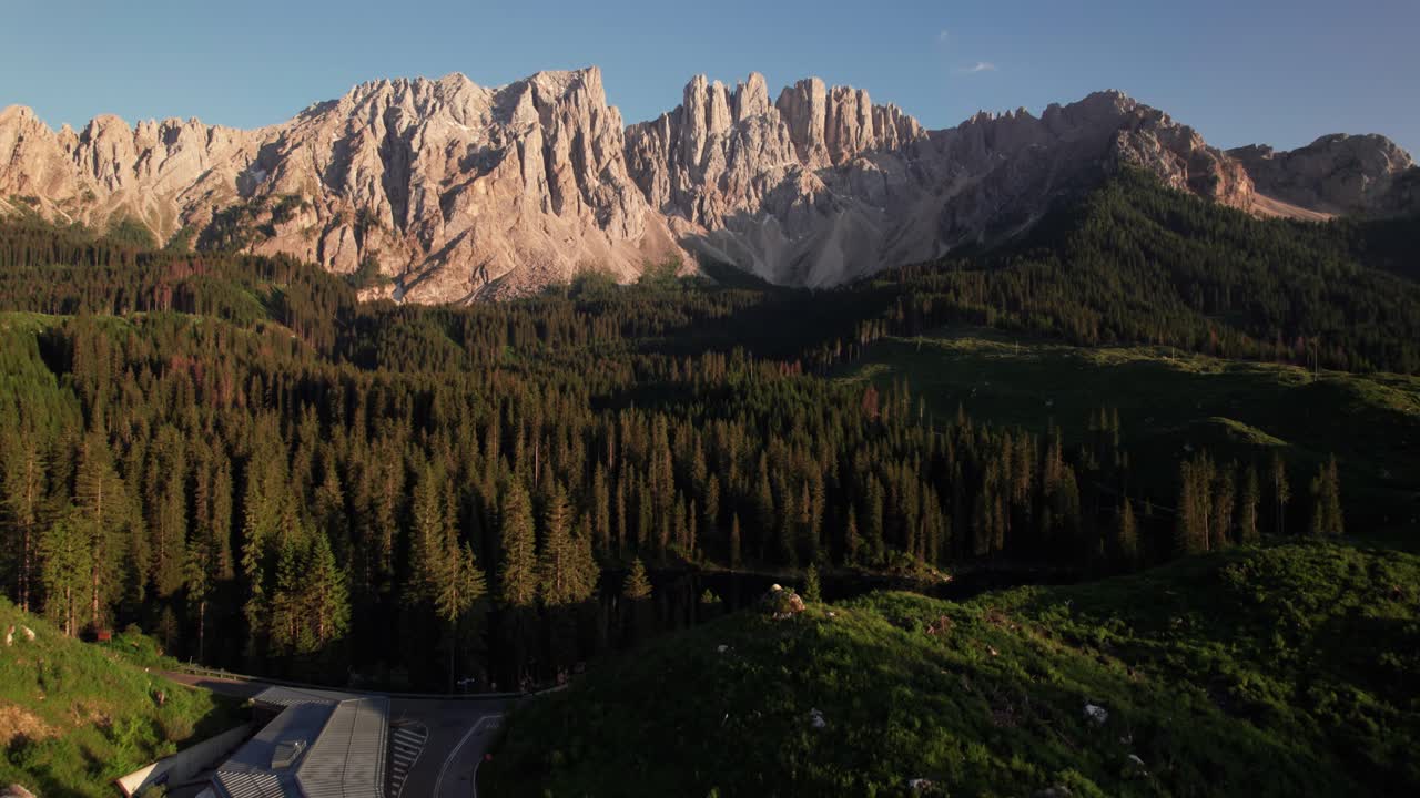 vista aérea del lago alpino de carezza con el pico de la montaña de los dolomitas al atardecer