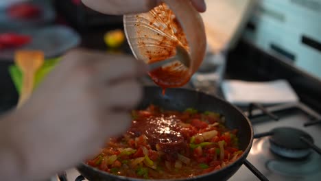 preparando un plato de tomate y verduras
