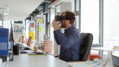 Male-executive-using-virtual-reality-headset-at-desk-4k