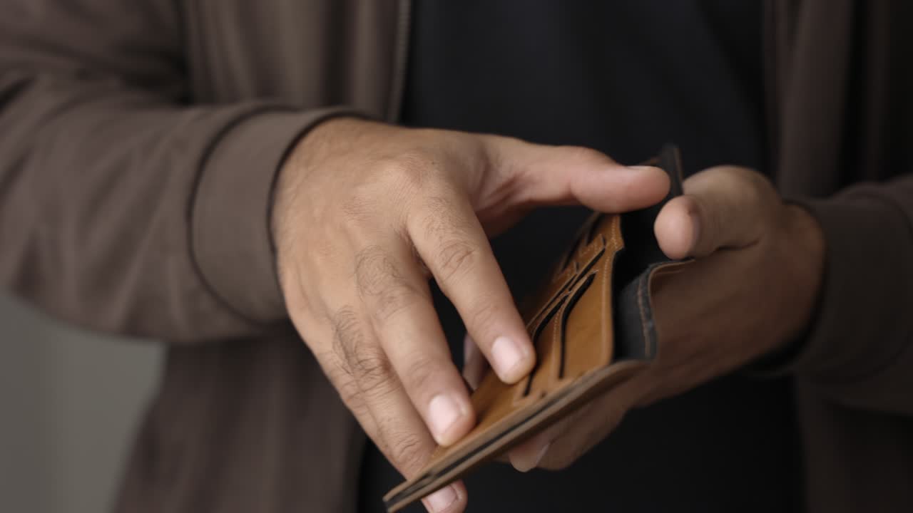 cerrar la mano masculina abrir la billetera vacía. no hay dinero en la billetera. concepto de negocio financiero.